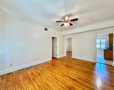 2117 W Dekle Avenue - Photo Thumbnail 4