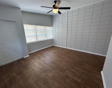 1720 Miller Avenue - Photo Thumbnail 4