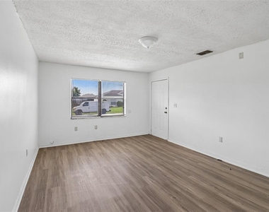 386 Cocoa Court - Photo Thumbnail 12