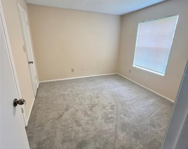 241 Afton Square - Photo Thumbnail 10