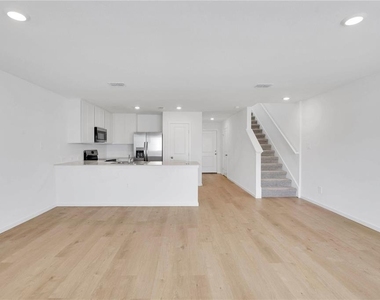 975 Phoenix Street - Photo Thumbnail 2