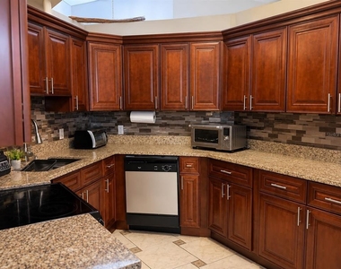 1013 Mayfair Place - Photo Thumbnail 5