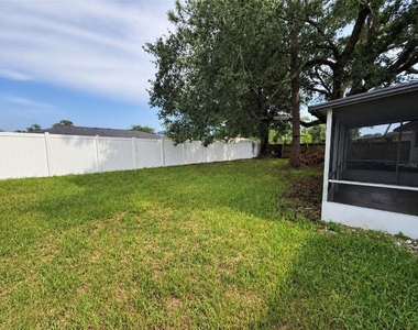 621 Ashberry Lane - Photo Thumbnail 11
