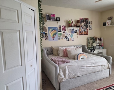 1300 Eastern Pecan Place - Photo Thumbnail 18
