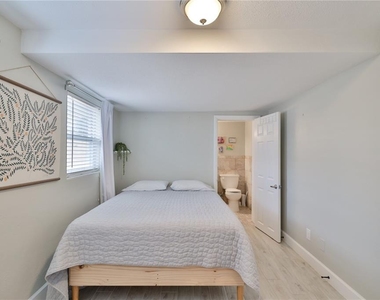 2307 Saxon Drive - Photo Thumbnail 15