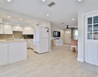 2307 Saxon Drive - Photo Thumbnail 7