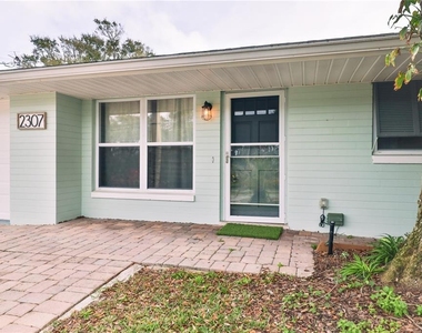 2307 Saxon Drive - Photo Thumbnail 2