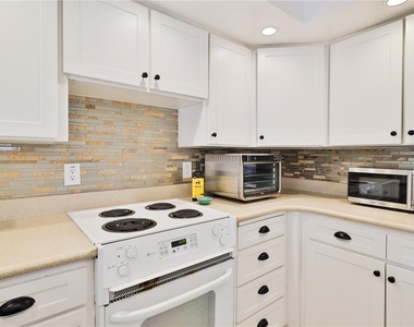 2307 Saxon Drive - Photo Thumbnail 9