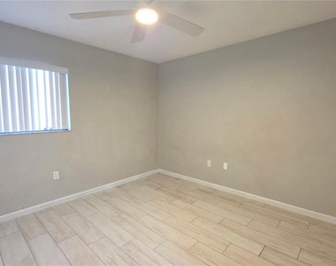 2515 Bayshore Gardens Parkway - Photo Thumbnail 10