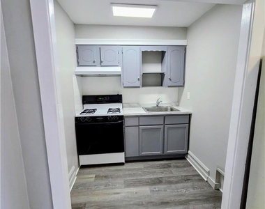 926 W Walnut Street - Photo Thumbnail 2