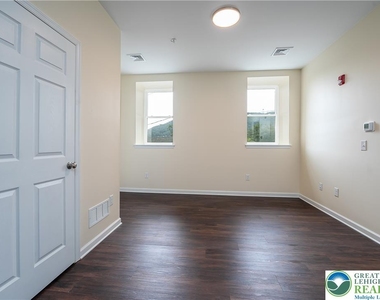 418 Race Street - Photo Thumbnail 4