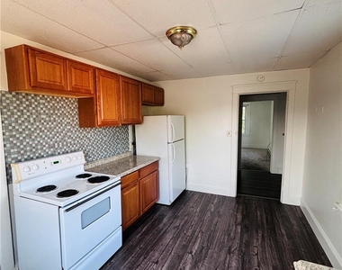 559 E Broad Street - Photo Thumbnail 13