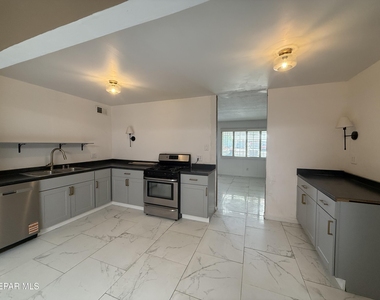 5725 Wren Avenue - Photo Thumbnail 11