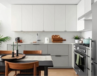180 Ashland Place - Photo Thumbnail 2