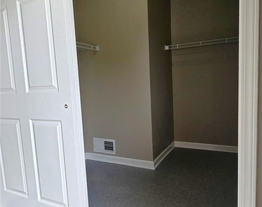 204 Farmstead Court - Photo Thumbnail 11