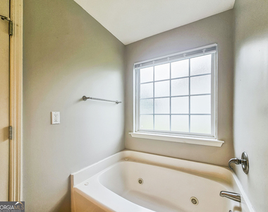 35 Chapman Way - Photo Thumbnail 10