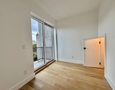 173 Tompkins Avenue - Photo Thumbnail 7