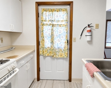 34 Carlton Ave - Photo Thumbnail 5
