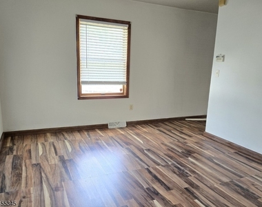 34 Carlton Ave - Photo Thumbnail 7