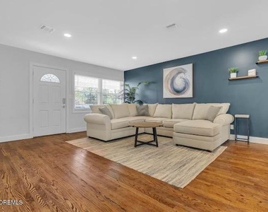 1143 Roe Avenue - Photo Thumbnail 3