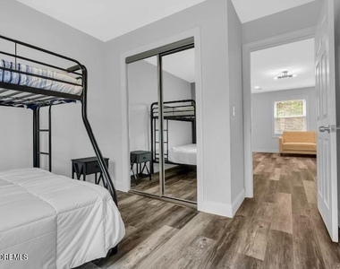 1143 Roe Avenue - Photo Thumbnail 15