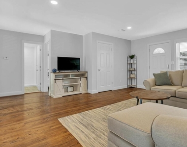 1143 Roe Avenue - Photo Thumbnail 4
