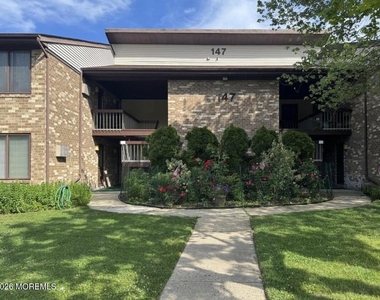 147 Amberly Drive - Photo Thumbnail 9