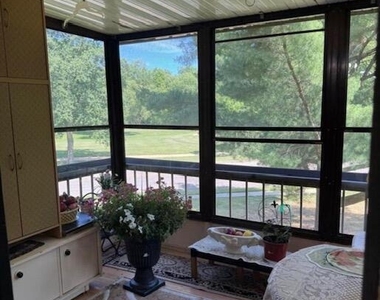 147 Amberly Drive - Photo Thumbnail 8