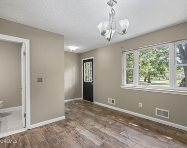 1062 Cheryl Court - Photo Thumbnail 8