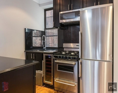 West 52nd Street - Photo Thumbnail 3
