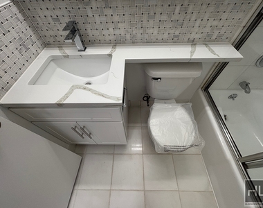 East 71st Street - Photo Thumbnail 5