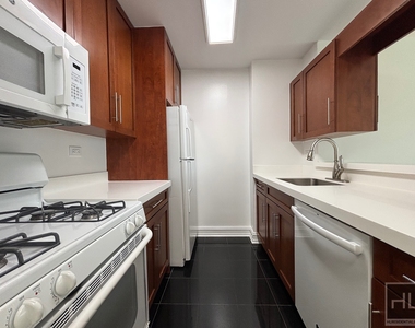 East 71st Street - Photo Thumbnail 3