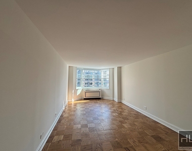 East 71st Street - Photo Thumbnail 2