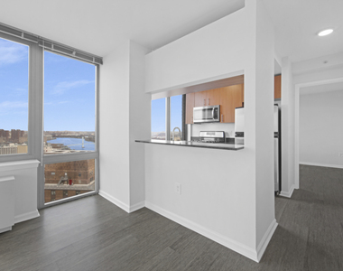 East 92nd Street - Photo Thumbnail 3
