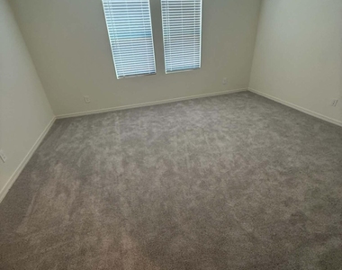 2073 E Driftwood Drive - Photo Thumbnail 9