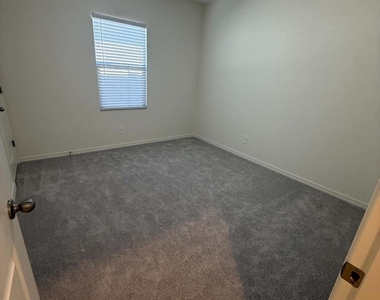 2073 E Driftwood Drive - Photo Thumbnail 11