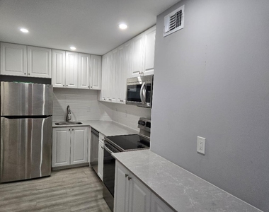 669 W Oakland Park Boulevard W - Photo Thumbnail 2