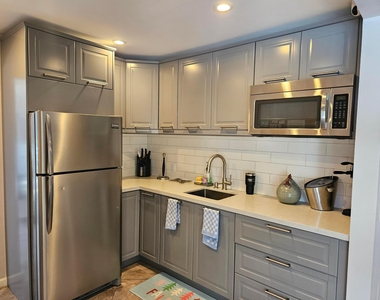 669 W Oakland Park Boulevard W - Photo Thumbnail 13