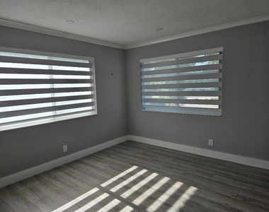 669 W Oakland Park Boulevard W - Photo Thumbnail 4