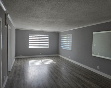 669 W Oakland Park Boulevard W - Photo Thumbnail 3