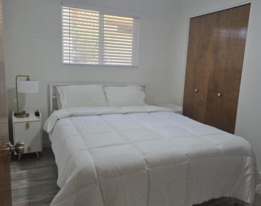 1011 E Ash Drive - Photo Thumbnail 7