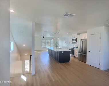 2502 E Paradise Lane - Photo Thumbnail 18