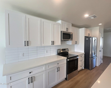 2502 E Paradise Lane - Photo Thumbnail 14