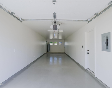 2502 E Paradise Lane - Photo Thumbnail 10