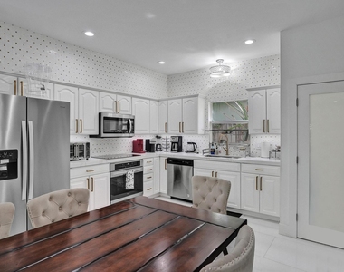 833 Sw 17th Street - Photo Thumbnail 12