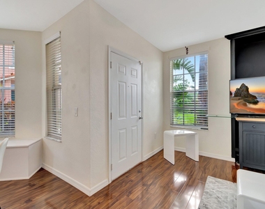 1207 Belmont Place - Photo Thumbnail 4