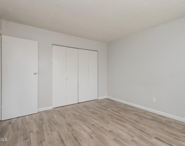 1050 W University Drive - Photo Thumbnail 8
