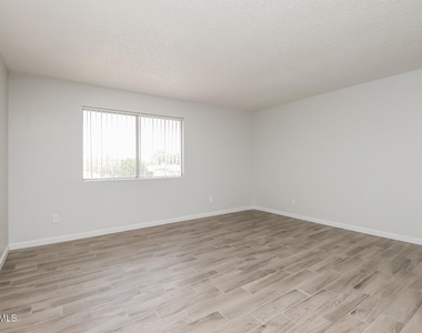 1050 W University Drive - Photo Thumbnail 2