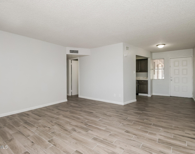 1050 W University Drive - Photo Thumbnail 3