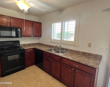 17442 W Watson Lane - Photo Thumbnail 7
